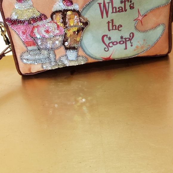 Isabella Fiore "Whats the Scoop" Case - Picture 9 of 12